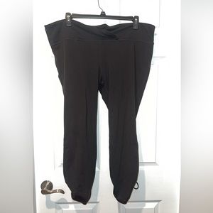 Maternity Gap Fit XXL leggings ties in back at legs! So comfy!!